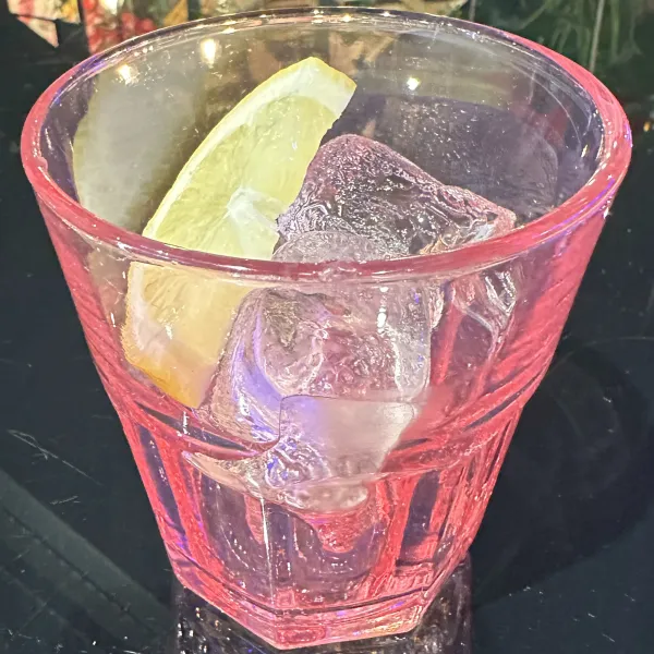 Vaso hielo con limón